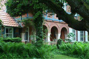 Exterior - "At Schmidt's" in front (Kirchlinteln)