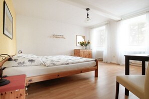 Bügeleisen/Bügelbrett, Reisekinderbett, kostenloses WLAN, Bettwäsche