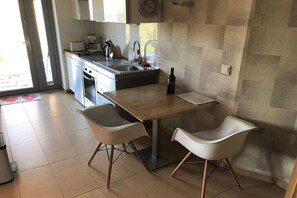 Wasserkocher mit Kaffee-/Teezubehör, Kühlschrank, Ofen, Herdplatte