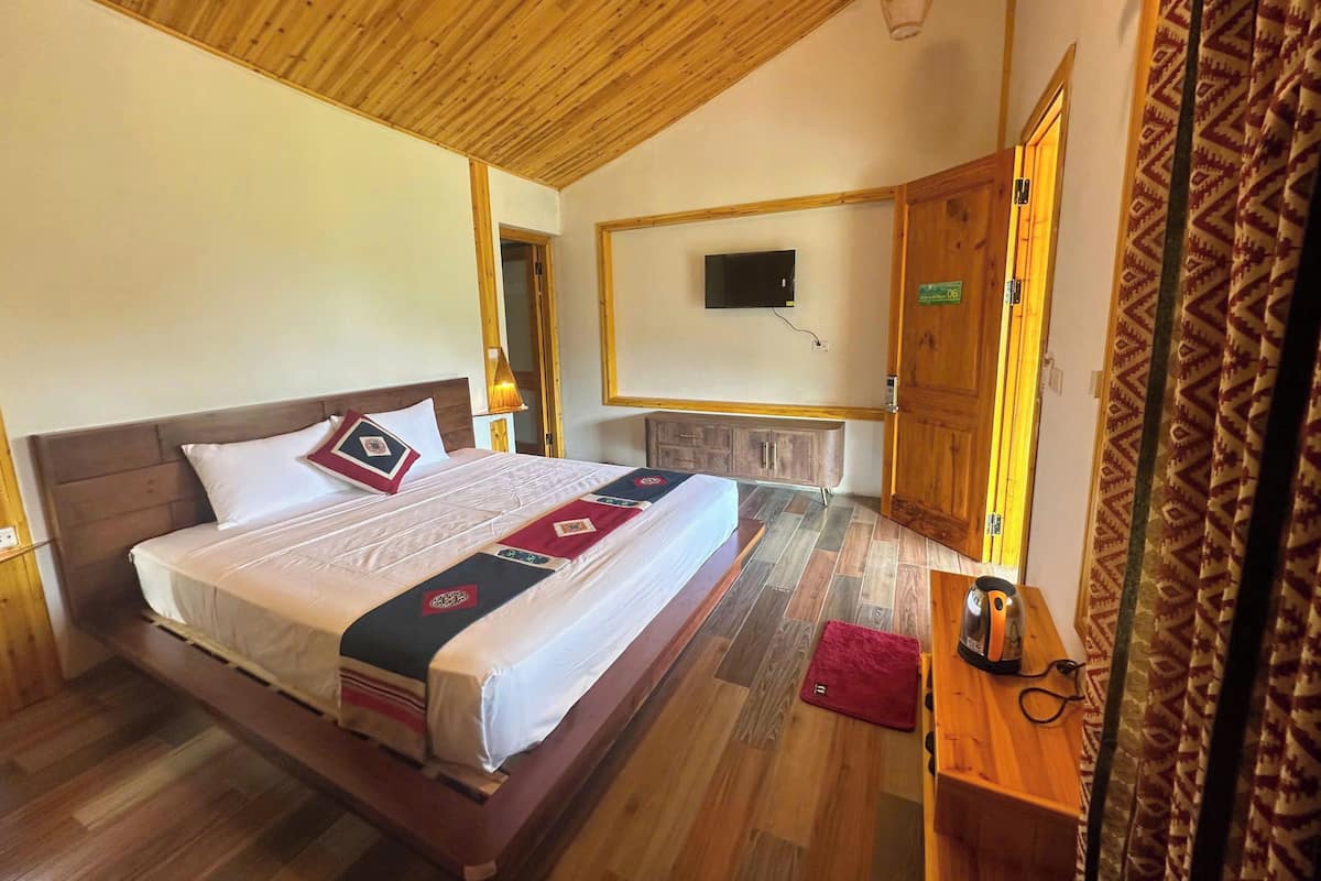 In-room safe, blackout drapes, soundproofing