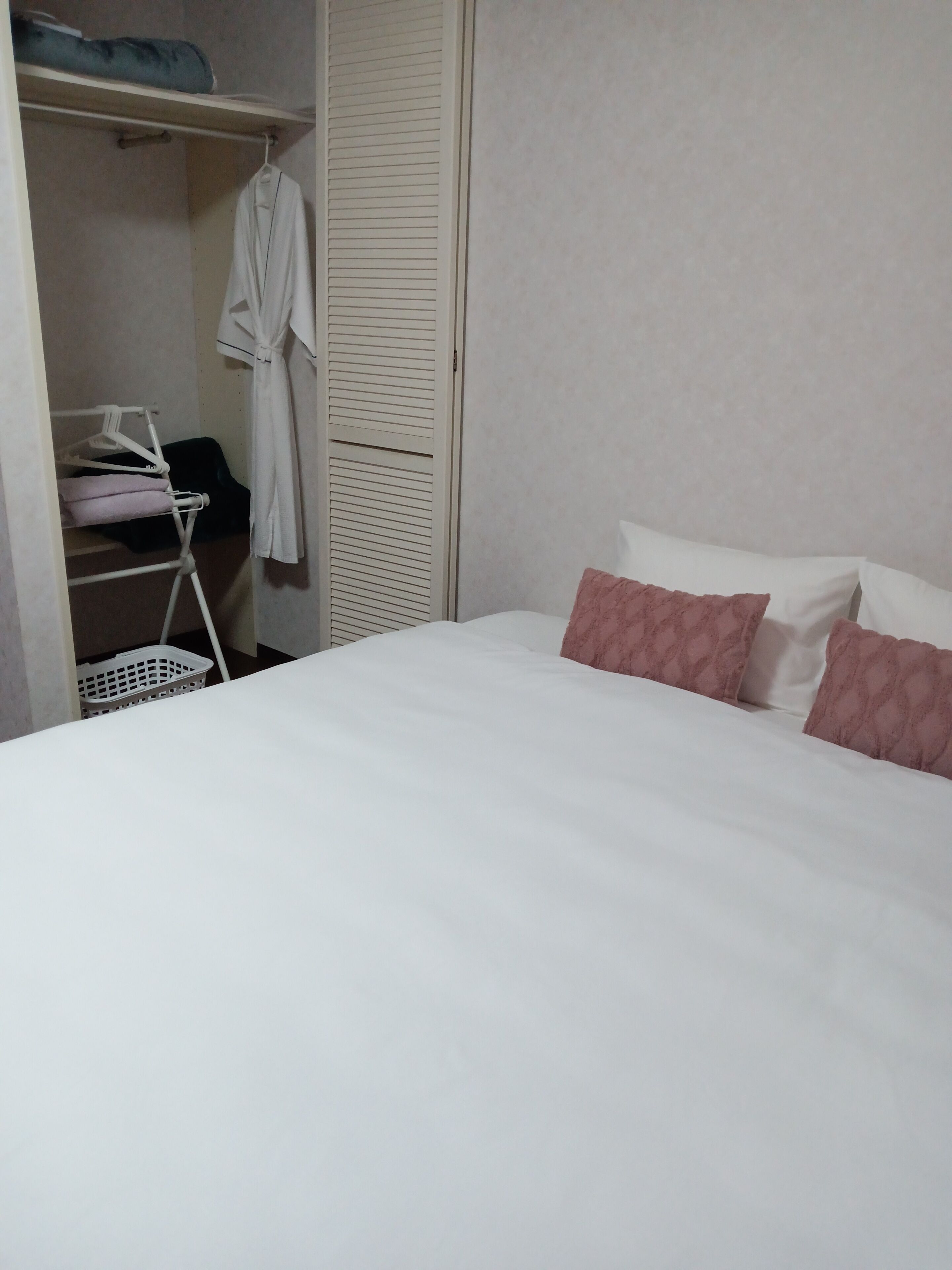 Single Room, 1 King Bed, Shared Bathroom