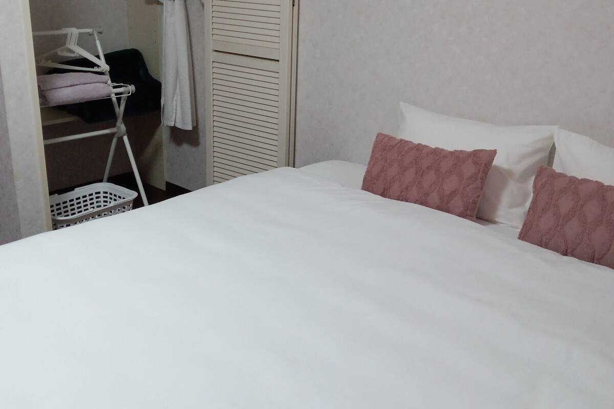 Single Room, 1 King Bed, Shared Bathroom