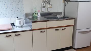 Apartment, 1 King Bed | Private kitchen