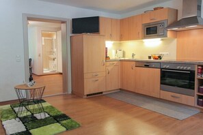 Wasserkocher mit Kaffee-/Teezubehör, Kühlschrank, Mikrowelle, Ofen