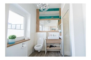 Shower, hair dryer - Holiday apartment with 1 bedroom (Glücksburg)