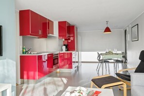 Family Apartment, Balcony, Lake View | Private kitchen