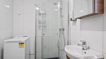 Family Apartment, Balcony, Lake View | Bathroom