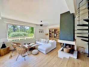 Fernseher, Kamin, Tischtennisplatte