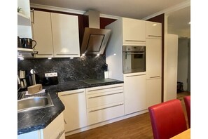 Wasserkocher mit Kaffee-/Teezubehör, Kühlschrank, Mikrowelle, Ofen