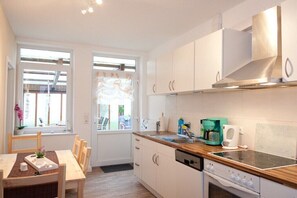 Coffee/tea maker, fridge, microwave, oven - Anchor in the holiday home "The Boathouse" (Tönning)