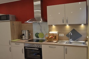 Wasserkocher mit Kaffee-/Teezubehör, Kühlschrank, Mikrowelle, Ofen
