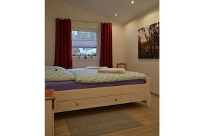 Schreibtisch, Bügeleisen/Bügelbrett, Reisekinderbett, kostenloses WLAN