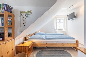 Bügeleisen/Bügelbrett, Reisekinderbett, kostenloses WLAN, Bettwäsche