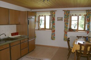 Wasserkocher mit Kaffee-/Teezubehör, Kühlschrank, Ofen, Herdplatte