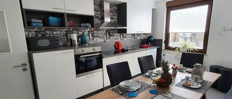 Coffee/tea maker, fridge, microwave, oven