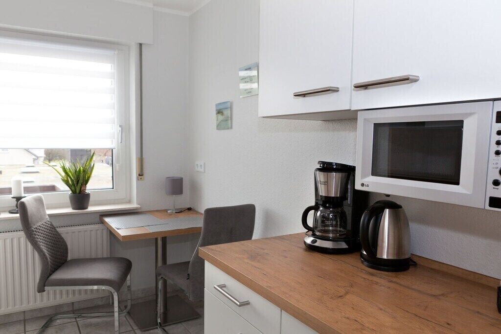 Kühlschrank, Mikrowelle, Herdplatte, Wasserkocher mit Kaffee-/Teezubehör