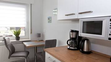 Kühlschrank, Mikrowelle, Herdplatte, Wasserkocher mit Kaffee-/Teezubehör
