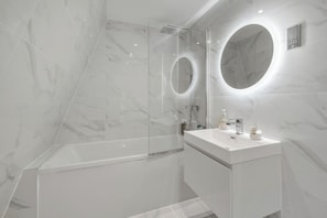 Haartrockner, Handtücher, Toilettenpapier