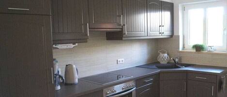 Coffee/tea maker, fridge, oven, stovetop