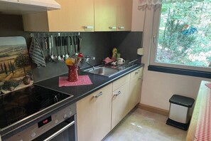 Kühlschrank, Ofen, Herdplatte, Wasserkocher mit Kaffee-/Teezubehör