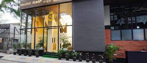 Un edificio con un letrero que dice 'RAAYARA SUITE' y '4 TOXE'.