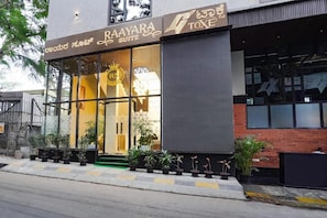 Un edificio con un letrero que dice 'RAAYARA SUITE' y '4 TOXE'.