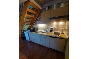Wasserkocher mit Kaffee-/Teezubehör, Kühlschrank, Ofen, Herdplatte