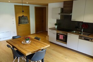 Wasserkocher mit Kaffee-/Teezubehör, Kühlschrank, Ofen, Herdplatte