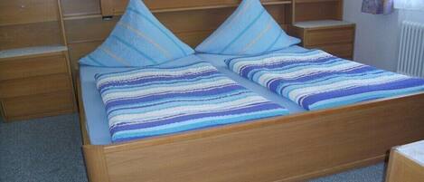 1 bedroom, travel crib, bed sheets