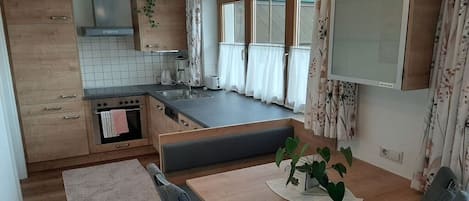 Coffee/tea maker, fridge, oven, stovetop