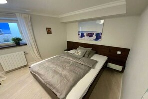 Tabla de planchar con plancha, wifi gratis y ropa de cama 