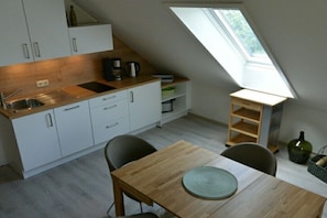 Wasserkocher mit Kaffee-/Teezubehör, Kühlschrank, Herdplatte