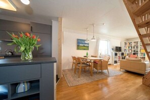 Smart-TV, Bücher, Stereoanlage