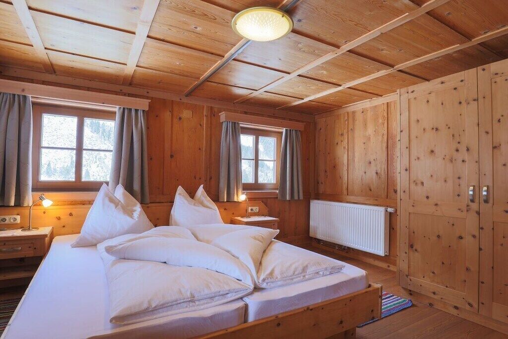 Tabla de planchar con plancha, wifi gratis y ropa de cama 