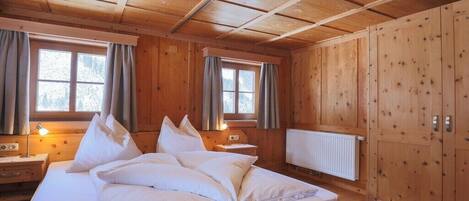 Tabla de planchar con plancha, wifi gratis y ropa de cama