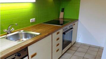 Wasserkocher mit Kaffee-/Teezubehör, Kühlschrank, Mikrowelle, Ofen