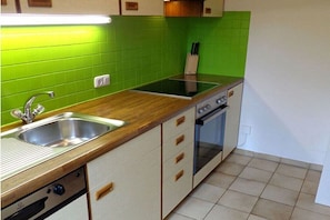 Wasserkocher mit Kaffee-/Teezubehör, Kühlschrank, Mikrowelle, Ofen