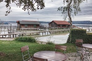 Outdoor dining - Holiday apartment with 2 bedrooms (Seeshaupt)
