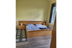 Cuna de viaje, wifi gratis y ropa de cama 
