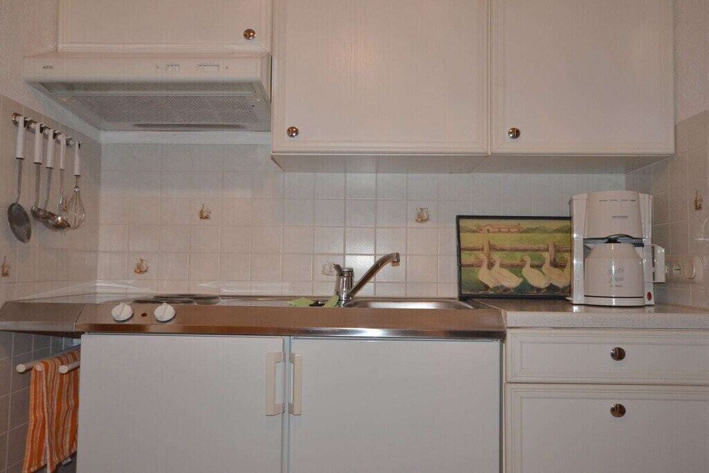 Kühlschrank, Herdplatte, Wasserkocher mit Kaffee-/Teezubehör, Toaster