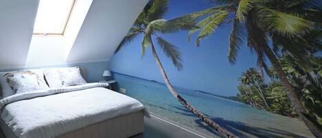 5 bedrooms, iron/ironing board, internet, bed sheets