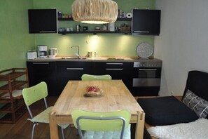 Wasserkocher mit Kaffee-/Teezubehör, Kühlschrank, Ofen, Herdplatte