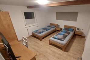 Bügeleisen/Bügelbrett, Reisekinderbett, kostenloses WLAN, Bettwäsche