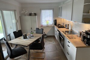 Wasserkocher mit Kaffee-/Teezubehör, Kühlschrank, Ofen, Herdplatte