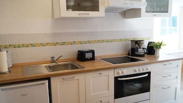 Wasserkocher mit Kaffee-/Teezubehör, Kühlschrank, Ofen, Herdplatte