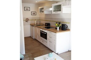 Fridge, oven, stovetop, coffee/tea maker - Holiday apartment with 1 bedroom (Warnemünde)