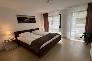 Een strijkplank/strijkijzer, gratis wifi, beddengoed