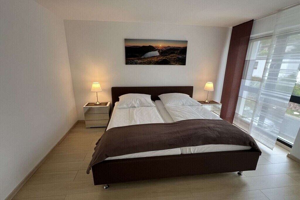 Tabla de planchar con plancha, wifi gratis y ropa de cama 