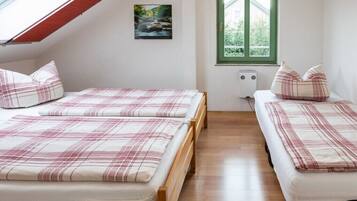 Een strijkplank/strijkijzer, reisbedje, gratis wifi, beddengoed