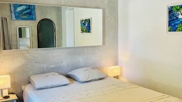 5 bedrooms, iron/ironing board, WiFi, bed sheets